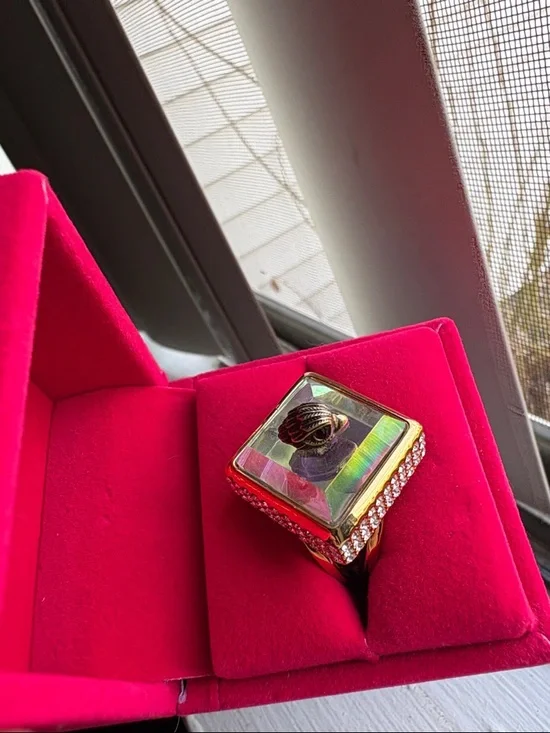 Kurt Geiger all crystal ring in a size 8 very sparkly &shinny crystals all over - Picture 6 of 16